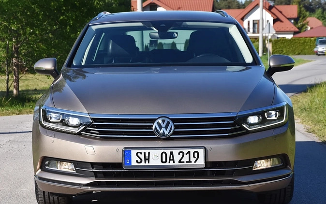 Volkswagen Passat cena 65700 przebieg: 227000, rok produkcji 2016 z Chełmża małe 781